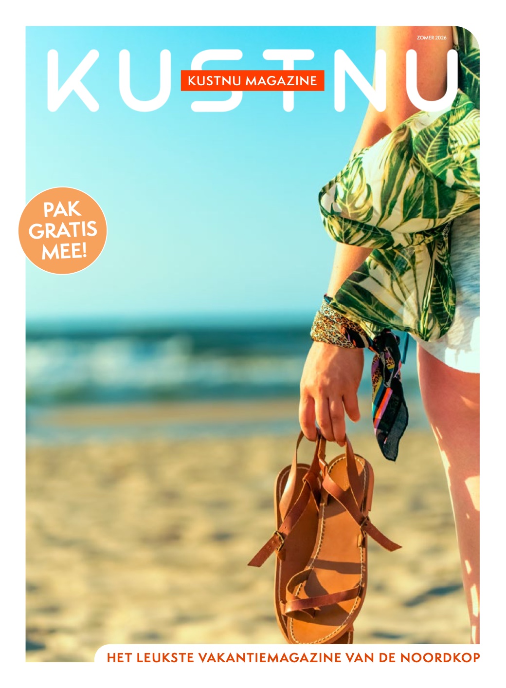 De cover van de zomereditie 2026 van KustNU: blote voeten met sandalen in de hand op het strand